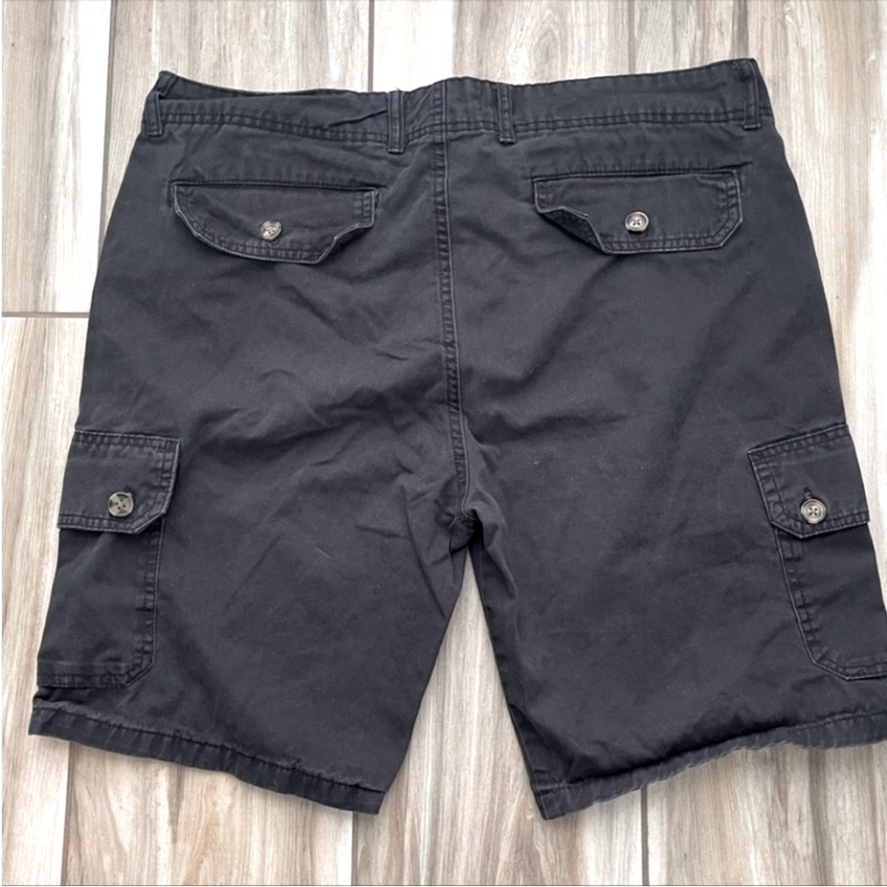Black and Green Cargo Shorts with Relaxed Fit - Picture 8 of 10